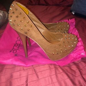 ShoeDazzle Spikey Tan Pumps